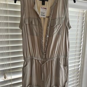 Medium Cream Button-Front Sleeveless Romper